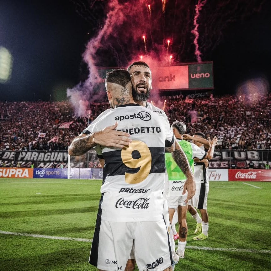 OC_Libertadores's tweet photo. Una imagen impensada hace algunos años hoy es posible, y se dio en el superclásico paraguayo, donde Olimpia venció por 2 a 1 a Cerro Porteño 🏆😮‍💨

Los caminos de la vida... https://t.co/aM6peenu7U