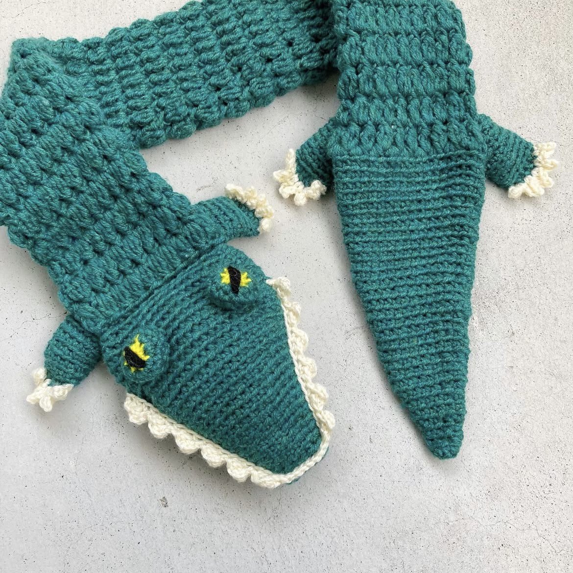 過去に編んだもの。ワニのマフラー🐊
息子用です^_^