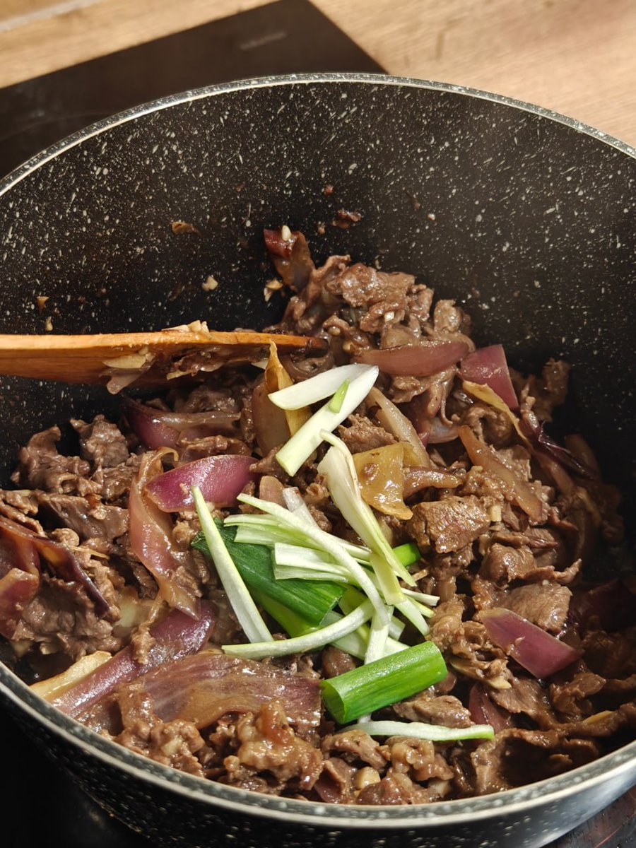 GarnetT28474's tweet photo. 양파의 단맛, 생강의 매운맛, 쇠고기의 우유 맛이 모두 어우러져 정말 맛있습니다. 양파의 단맛, 생강의 매운맛, 쇠고기의 우유 맛이 모두 어우러져 정말 맛있습니다. #유학생 #요리 #소고기 #영국 #생활 #런던 #지방감소식 https://t.co/CwxBdNLZP5