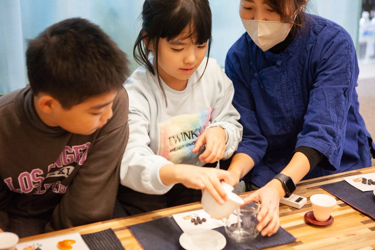 講師に中国茶専門店 #青玄茶荘 の香織さんをお迎えします。お茶の香りや味の違い、ブレンドのコツを学ぼう🍵

❓どんなことをするの❓
✔️ドライフルーツや茶葉などブレンドして、自分だけのフルーツティーをつくろう
✔️できあがったフルーツティーを飲み比べて、自分にぴったりの味を探求してみよう