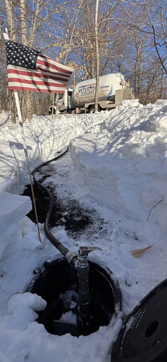 Eastern1932's tweet image. Our delivery drivers really love a well marked tank, especially when they are underground, and this amazingly manicured path to it! 

Rich was so honored to make this delivery stop this weekend and we had to talk about it! #fuelingyou #energy #viewsfromtheroad #onthescene