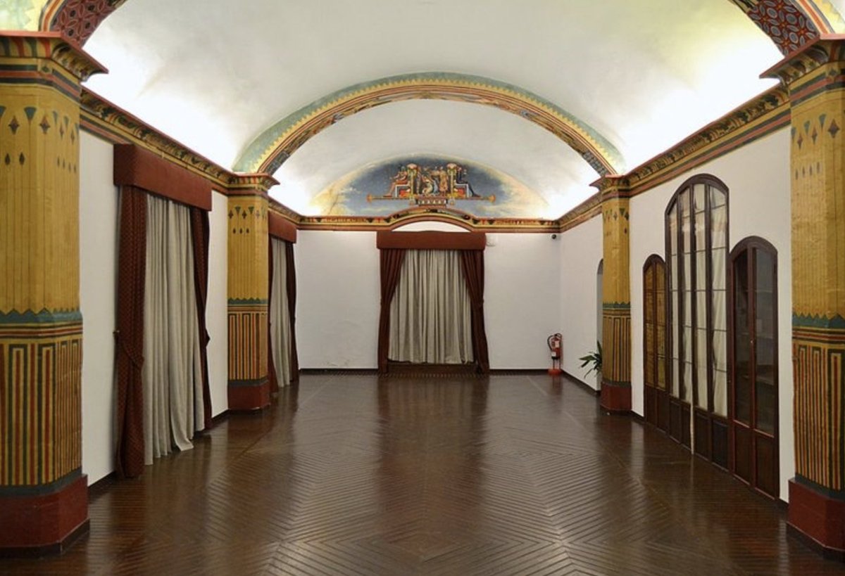 La Torre de la Calahorra en Elche: Historia y Masonería. Esta fortaleza islámica (s. XII-XIII) fue sede de la Logia Ilicitana en el s. XIX. El suelo con símbolos masónicos y una trampilla secreta revela su historia oculta. ¿Lo sabías? 👀👇