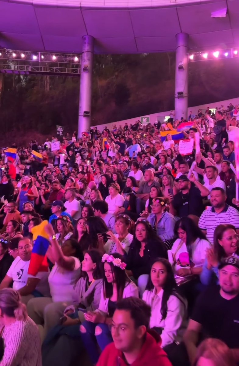 Vulgarcito15's tweet photo. Hoy en la Quinta Vergara cumbre de sicariato, drogas, delincuencia y de destrucción de países: #Vina2025 https://t.co/fJe2hEI9up
