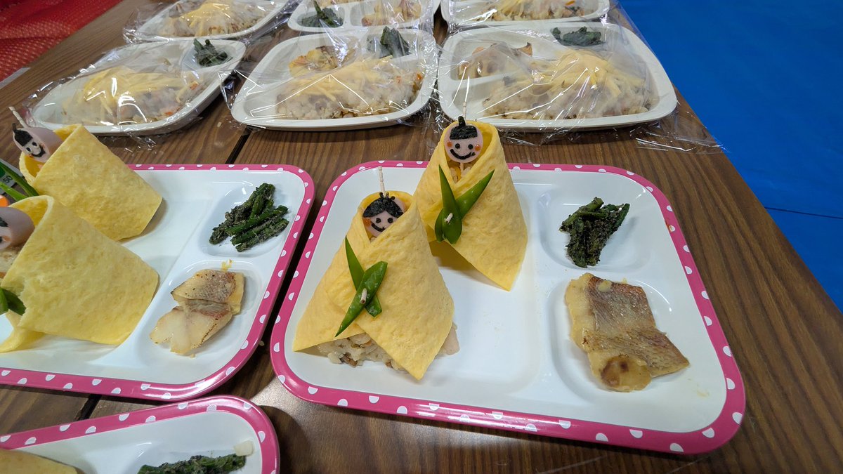 youkishokudo's tweet photo. 幸町陽気こども食堂
本日開催します
中での会食はおかげ様で予約いっぱいです。

スタッフがひな祭り風にちらし寿司に飾りつけをしてくれてます

外ではわた菓子もあるので遊びに来て下さい。 https://t.co/pVhQAvsZqy