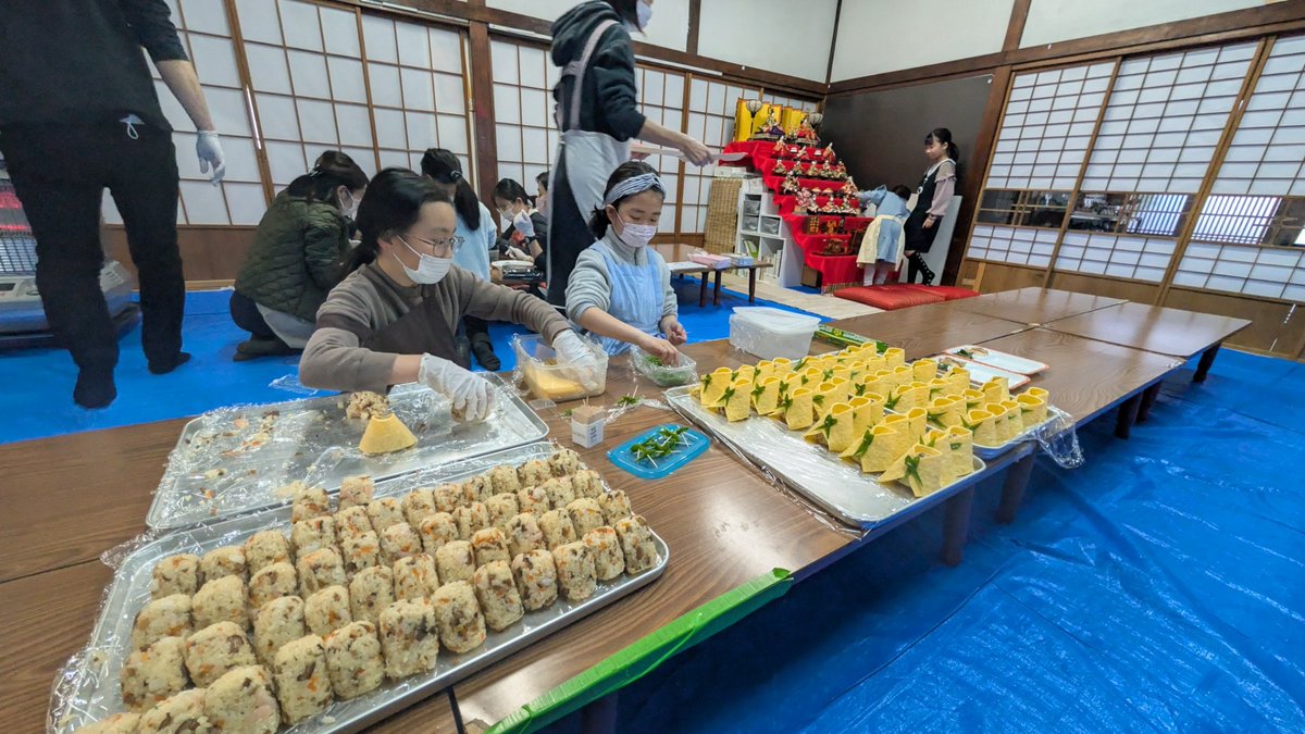 youkishokudo's tweet photo. 幸町陽気こども食堂
本日開催します
中での会食はおかげ様で予約いっぱいです。

スタッフがひな祭り風にちらし寿司に飾りつけをしてくれてます

外ではわた菓子もあるので遊びに来て下さい。 https://t.co/pVhQAvsZqy