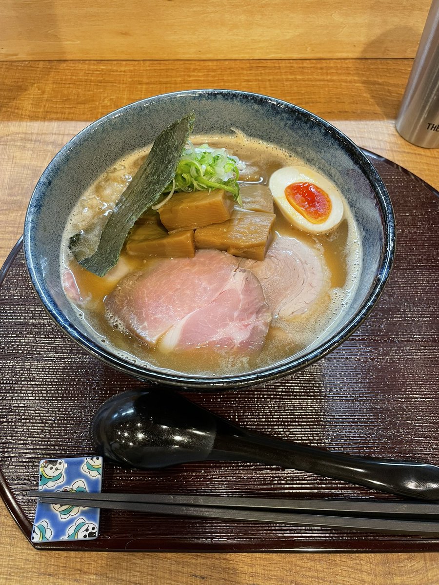 baumshiseido's tweet photo. @susuru_tv 奈良の麺々結びさんです。
鶏と豚骨の濃厚スープに、手揉みのモチモチ麺が最高です。
メンマに3種類のチャーシューも絶品です。是非。 https://t.co/RqDVQ4Gz3Y