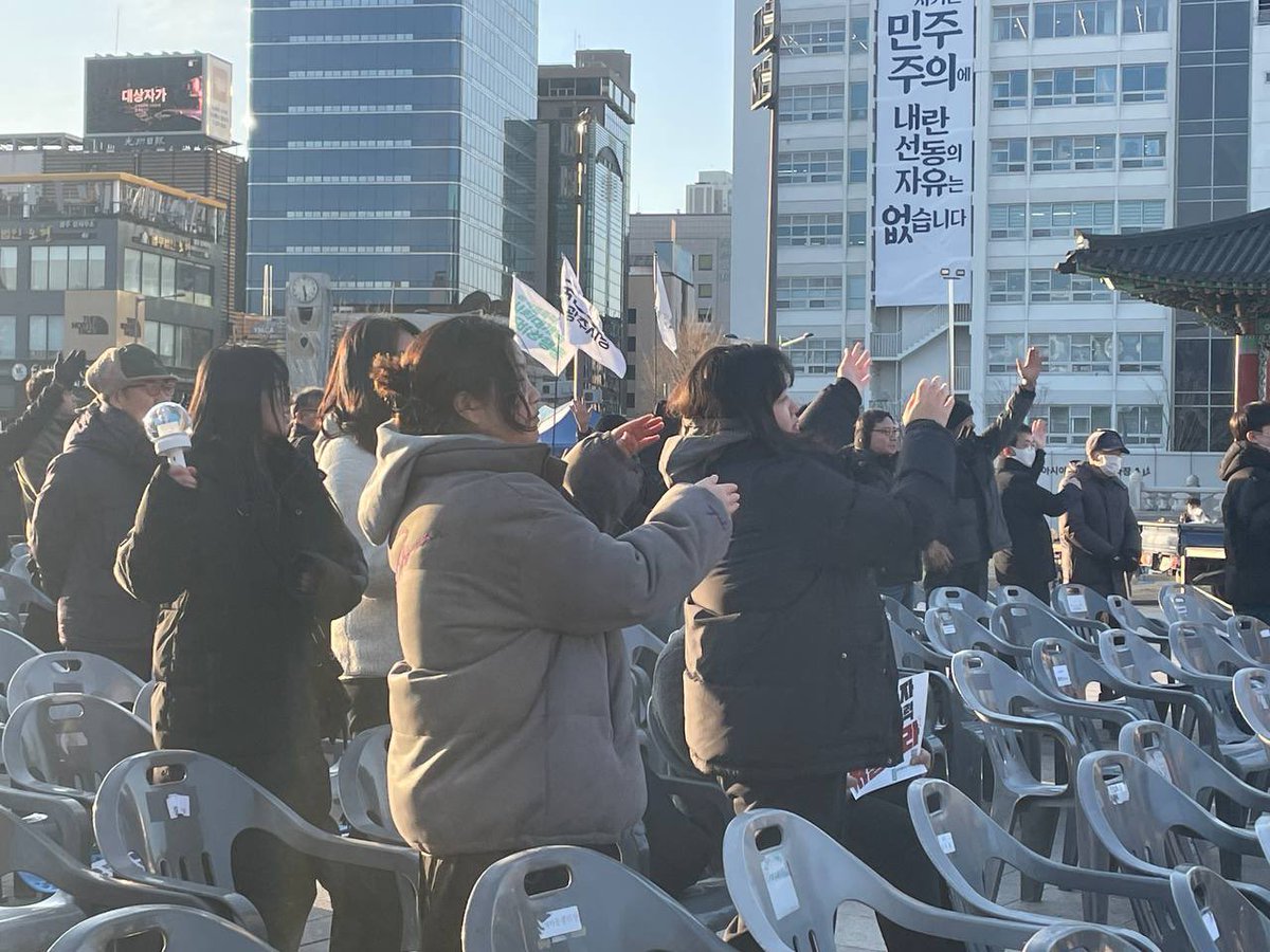 gjchy_'s tweet photo. 윤석열 파면! 내란세력 청산! 사회대개혁 실현!
🔥15차 광주시민총궐기대회🔥

윤석열 파면! 내란세력 청산!을 위해 민주광장에 모여주신 촛불 시민 여러분!
수고 많으셨습니다.

이제 끝이 보이고 있습니다!
윤석열 파면! 내란세력 처벌! 까지 함께 촛불을 듭시다!! https://t.co/DPH2J0bUmz