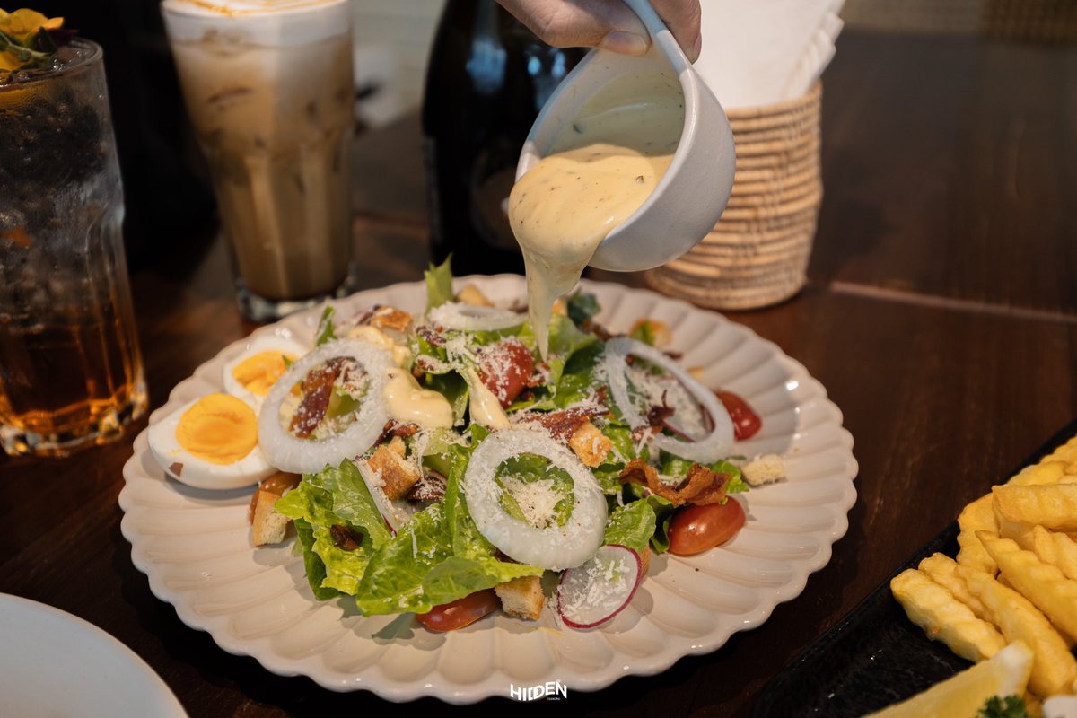 HiddenChiangmai's tweet photo. ที่สั่งมาคืออร่ิอยทุกอย่างจริง จัดจ้าน กินง่าย รสชาติคนไทย ร้านบรรยากาศดีมาก ในราคาไม่เกิน 300 อยู่ในตัวเมืองเชียงใหม่เลย ที่จอดรถเยอะ 

🗓️ เปิดทุกวัน
⏰ Time :  09.00 - 22.00น.
🚙 Parking : มีที่จอดรถของร้าน
📍MAP : https://t.co/ZCEZASbLtr https://t.co/2oYXmXpDla