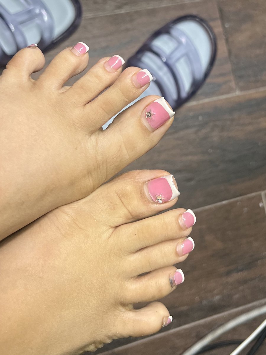 h0neyybb's tweet photo. My outgrown #frenchtoes , does anyone want to pay for my next pedi? 
#toesub #domsub #nsfw #nsfwtwť #latinagirl https://t.co/RZyTBEPG1g