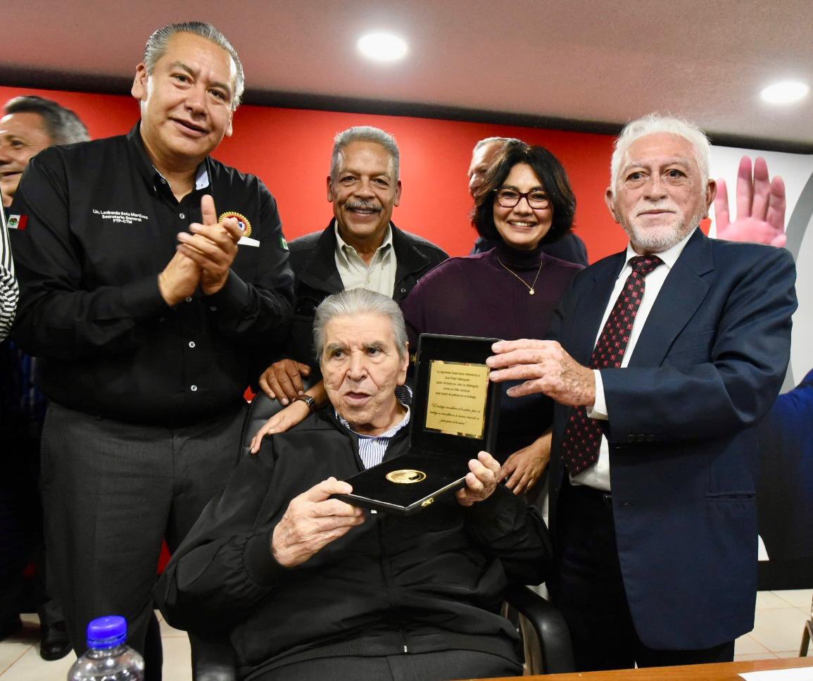 🟢LABORAL🟢

#Enterate En la CXLII Asamblea Gral. Ordinaria del Consejo Nacional y 89 Aniversario de la <a href="/CTM_MX/">CTM Nacional</a> la Universidad de los Trabajadores otorgó la medalla #FidelVelázquez a <a href="/CarlosAceves_/">Carlos Aceves del Olmo</a> por su labor a favor de millones de trabajadores.  <a href="/leobardosoto/">Leobardo Soto</a> estuvo presente👇🏾