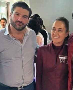 <a href="/YosoyPedrero/">Manuel Pedrero</a> Y esta es una foto de cuando Calderón estaba en campaña y se disfrazó de Claudia 🥹😂

No lo promocionen, solo difúndanlo.