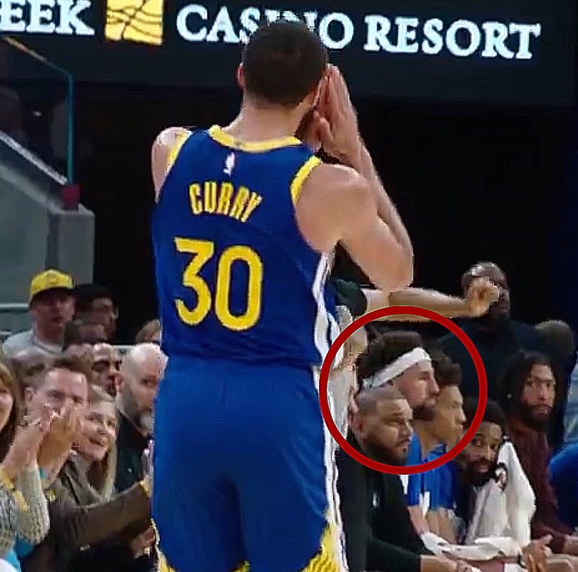HaterReport_'s tweet image. DAWG LOOK AT KLAY LMFAOOOOO

Bro didn’t even want to look in Steph direction I’M CRYING 

😂😂😂😂