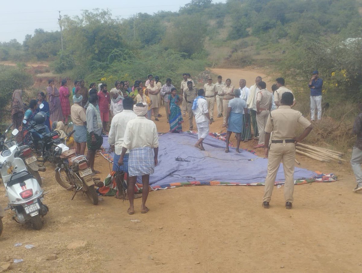 KGuntumadugu's tweet photo. పవన్ కళ్యాణ్ గారు ఘత ప్రభుత్వం YSRCP మాజీ MLA Kiliveti sanjeevaiah గారు అరిమానిపాడు గ్రామ ప్రజలకు అండగా ఉండి గ్రామ ప్రజల సమస్య ని తెలుసుకొని క్వారీ ఏర్పాటుచెస్తే తలేతే దారుణలని దృష్టిలో పెట్టుకొని క్వారి అనుమతులు YSRCP పార్టీ అధికారంలో ఉండగా Vishanth Infra Engineers PTY LTD కి పర్మిషన్ ఇచ్చినప్పటికి మాజీ MLA Kiliveti sanjeevaiah గారు నిలిపివేశారు 2019-2024.అరిమానిపాడు గ్రామస్తులు వ్యవసాయం చేసుకుంటూ, పశువులు, మేకలు, గోరెలు మేపుకుంటూ కొండా ప్రాంతాన్ని నమ్ముకొని జీవనం పొందుతున్నారు ఈ విషయాలు అన్నిటిని గమనించి క్వారీ వల్ల కలిగే నష్టాన్ని పరిగణలోకి తీసుకొని, ప్రజలకోసం నిలబఢరు.
#PawannKalyan 
#Naralokesh గారు మీ మీద వున్న అభి��ానంతో మిమల్ని నమ్మి కూటమి ప్రభుత్వాని గెలిపించిన అరిమానిపాడు గ్రామస్థులకి TDP పార్టీ MLA Nelavala Vijayasre గారు అధికారంలోకి వచ్చిన వెంటనే క్వారీ పనులు ప్రారంభించారు అరిమానిపాడు గ్రామస్తులు అందరి అధికారుల చుట్టూ తిరిగి Representation ఇచ్చిన ఫలితం లేకపోగా అధికారులు అందరూ కుమాక్కు అయిపోయి చివరికి ప్రజలను కాపాడాలిసిన పోలీస్ అధికారులు Vishanth Infra Engineers PTY LTD సమస్తకు ప్రొటెక్షన్ కలిపిస్తూ ప్రజలని రైతులని కేసులు పెడతాం అని బెదిరిస్తున్నారు మీరు ప్రజల కోసం రాజకీయలోకి వచ్చాను అని చెప్పారు మిమల్ని నమ్ముకొని అరిమానిపాడు గ్రామస్థులు ఎదురుచూస్తన్నారు దయచేసి మాకు నయం చేయండి.