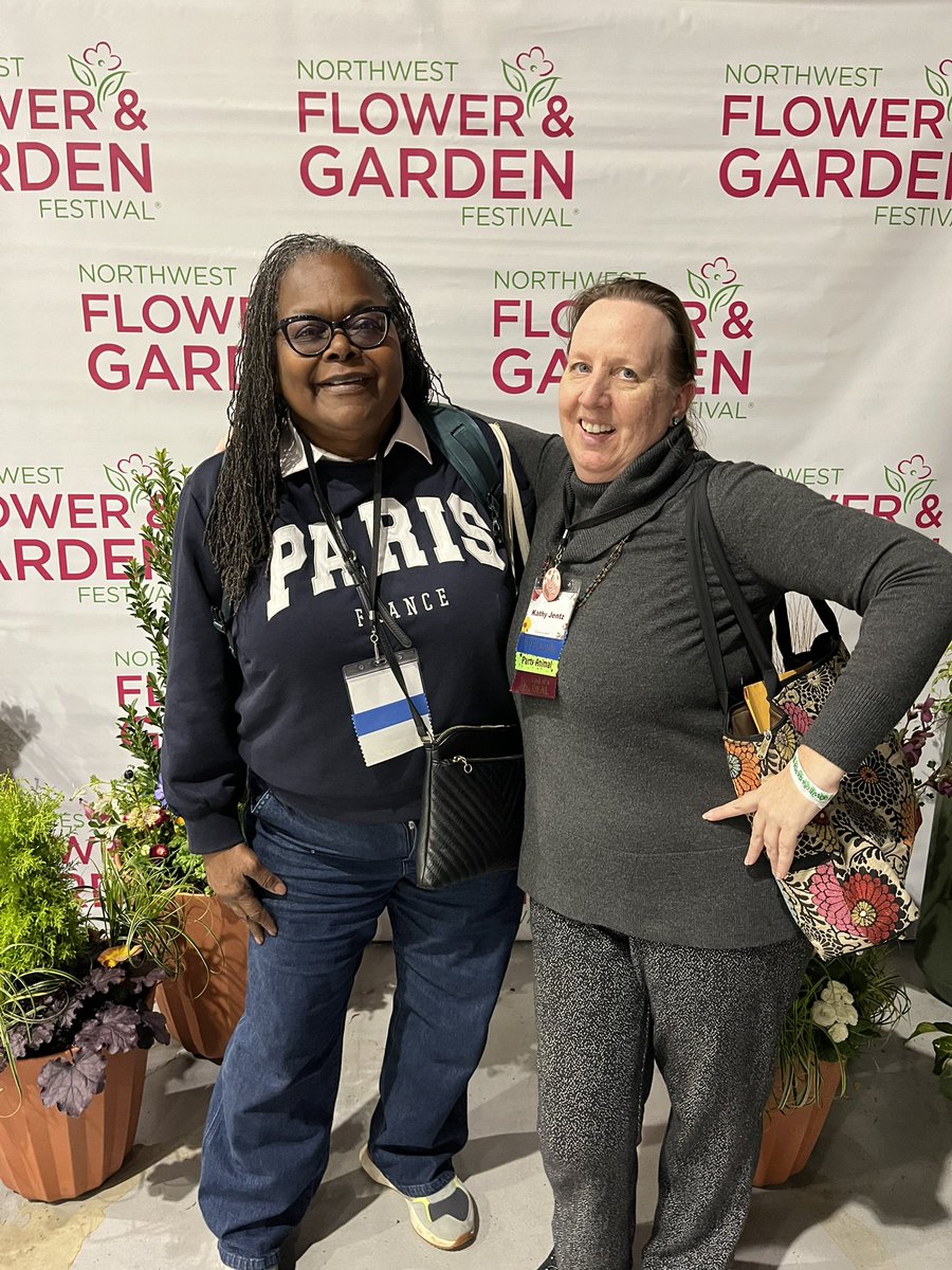 WDCGardener's tweet photo. Farewell Seattle! Thank you to all who attended my talks, stopped to chat, bought my book, or just hung out with me 😀 @nwfgs
#NWFGS  I’ll be sharing many more photos from my adventures in the PNW over the next few days  
#SpringDreaming
#DreamingOfSpring
#GardenShow
@GardenComms https://t.co/nswYE0jucD
