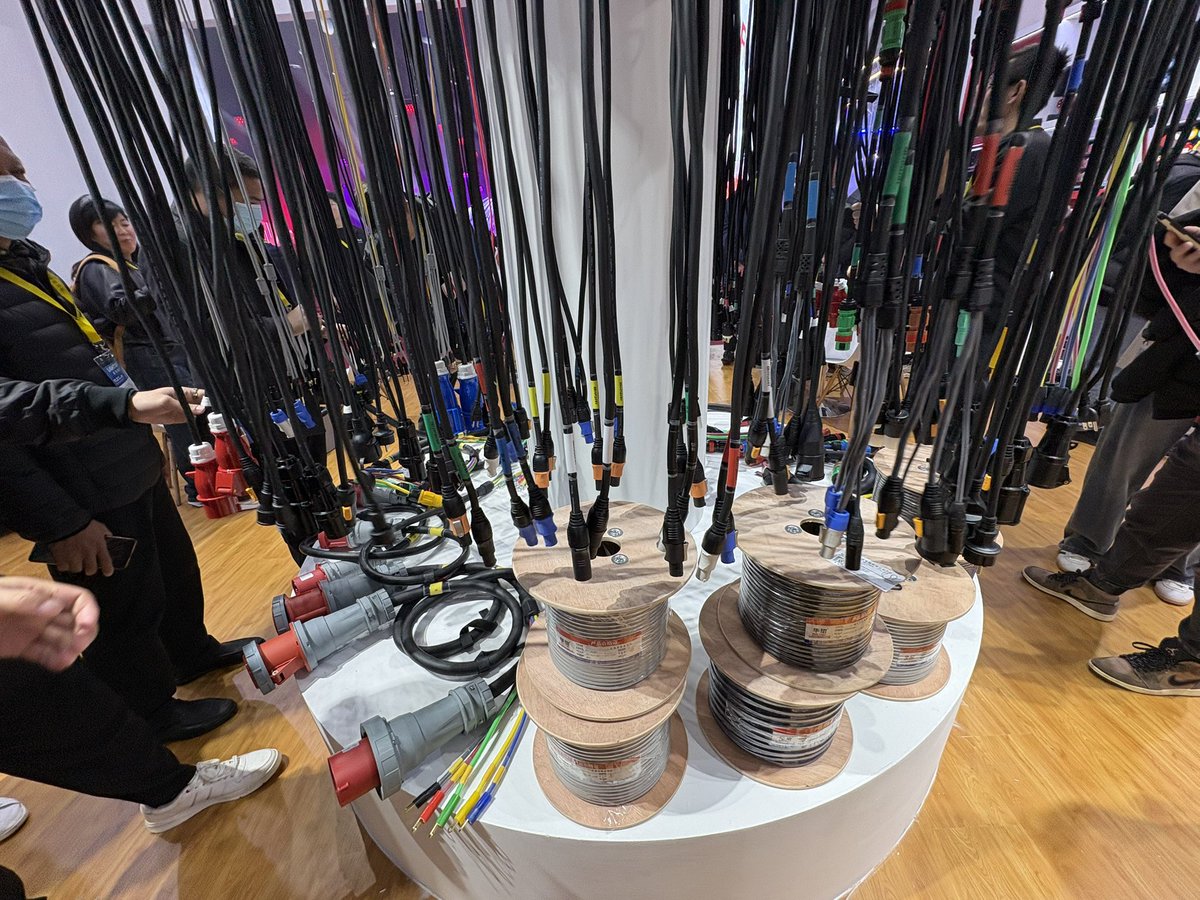 なぜか人がいっぱいの電源屋さん