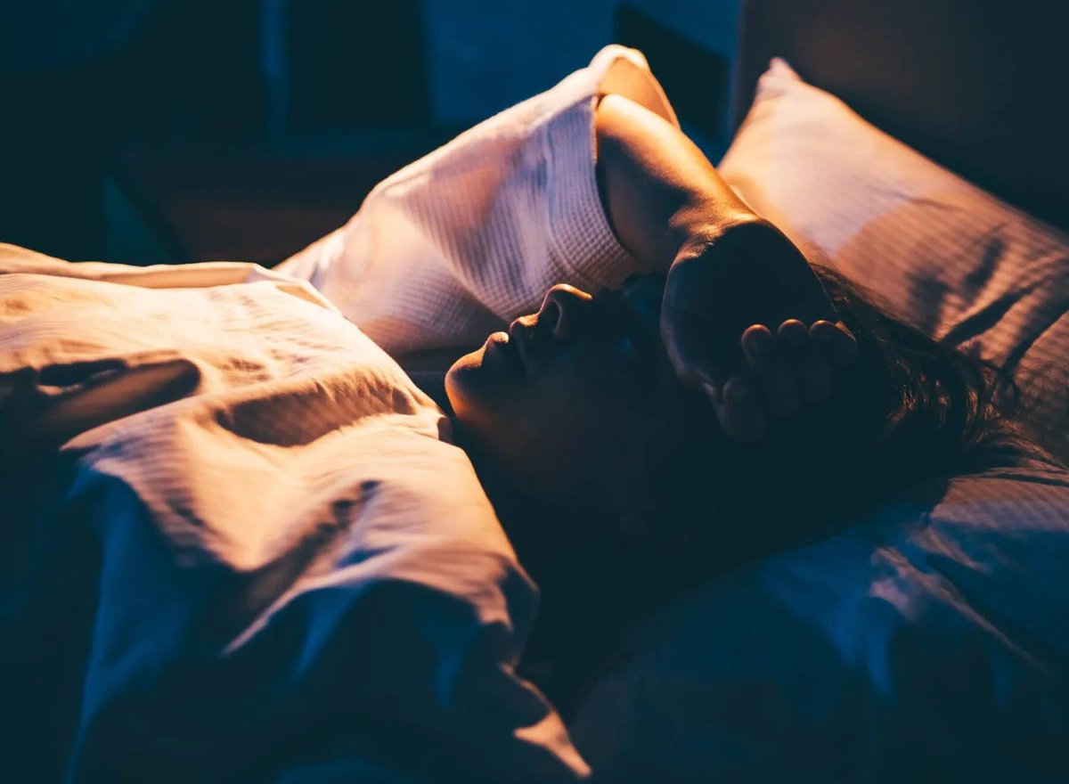 يوصي الخبراء بعدة استراتيجيات لمكافحة المشاعر السلبية في الليل، أو بشكل أدق التخفيف من «الكآبة الليلية»، ومنها أمور متعلقة بتوقيت النوم والاسترخاء وكيفية إدارة الأفكار، إليكم أبرز هذه الاستراتيجيات بالتفصيل:
aawsat.news/m4c5n
#صحيفة_الشرق_الأوسط
#صحيفة_العرب_الأولى