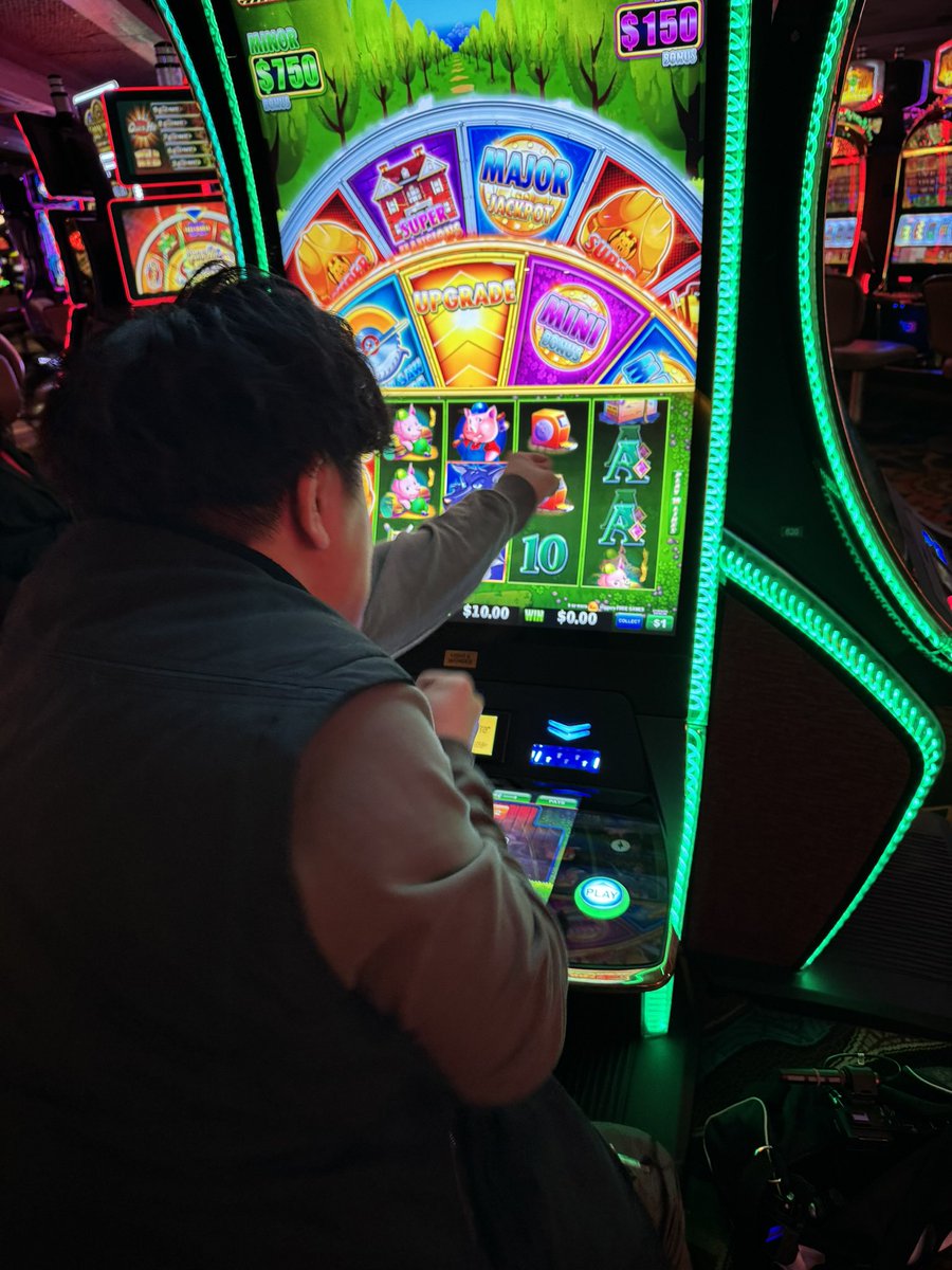 MasatoYokosawa's tweet image. クレイジージャーニーのディレクターさん、毎朝待ち合わせで必ずハフパフを一回転2000円前後のハイレートでぶん回して70万円以上勝ってて「ヨコサワさん負けてるんですか？僕は勝ってますよ」と調子に乗りまくり、最終日に勝ち額以上溶かして負け組の仲間入りしてました。本当のクレイジーはこの人です