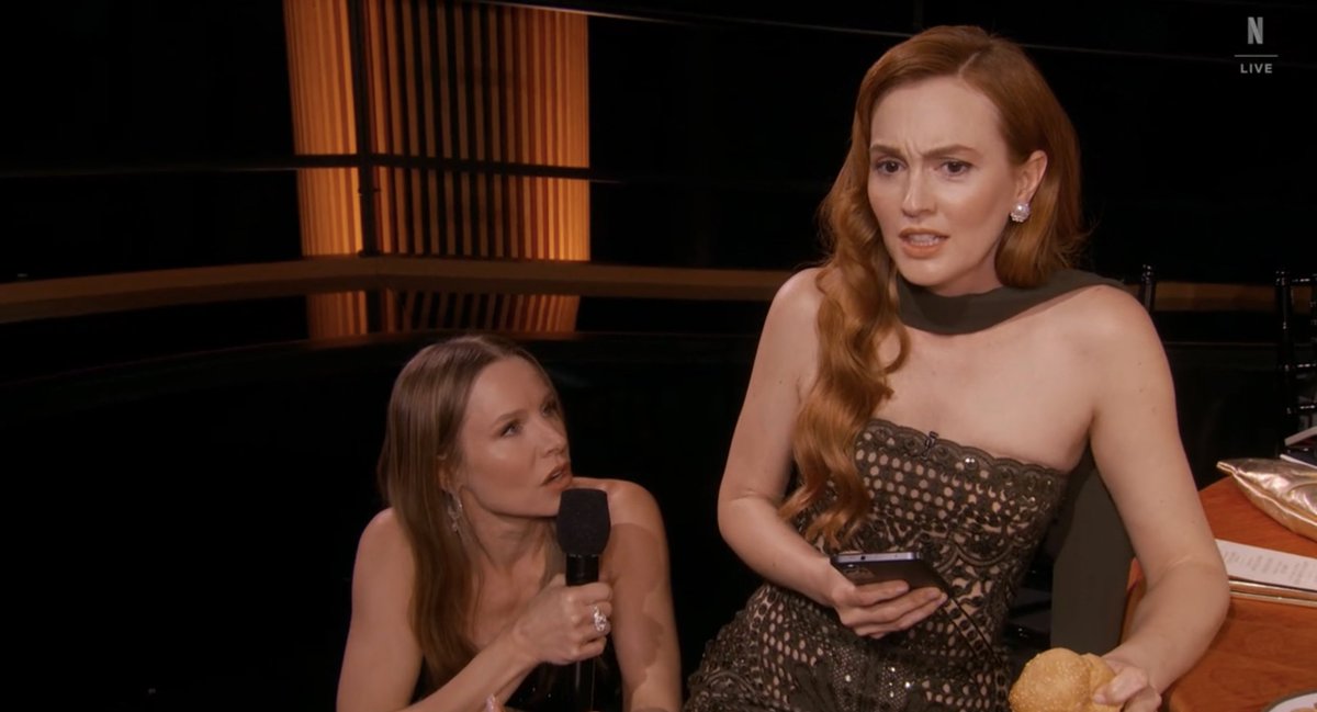 netflix's tweet photo. Kristen Bell and Leighton Meester doing Gossip Girl bits backstage. You know you love it. #SAGAwards https://t.co/D4L6ix8b7F