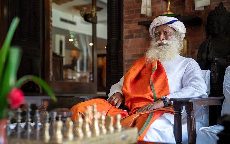 SadhguruJV's tweet photo. When there are troubles within us, we must address them head-on. Do not look for distractions – distraction is not a solution. #SadhguruQuotes https://t.co/sntcGJFZot