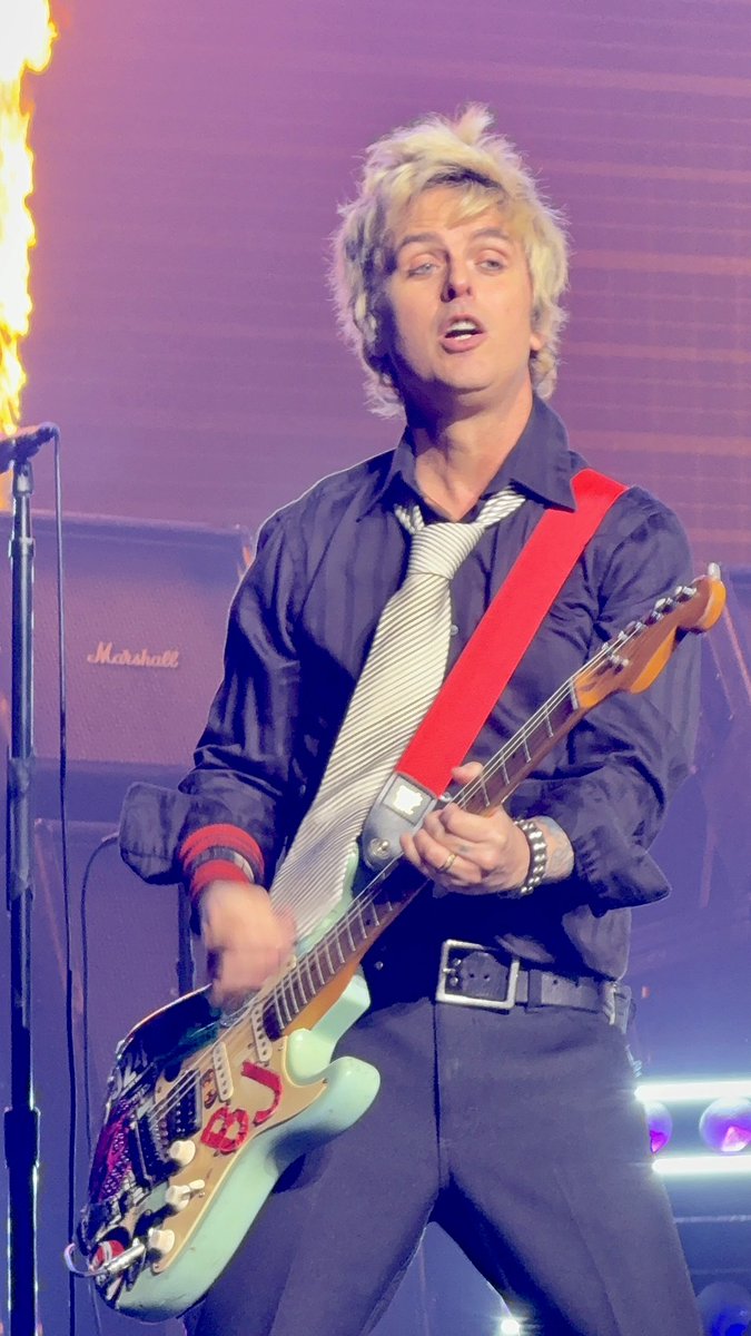 13kazuya13xx's tweet photo. GREEN DAY Japn tour 2025

Feb.21, 2025 osaka-jo hall 🇯🇵

ずっと余韻に浸ってる☺️

#GreenDay 
#saviorstour 
#BillieJoeArmstrong 
#グリーンデイ
#ビリージョーアームストロング https://t.co/DY8YItktDw
