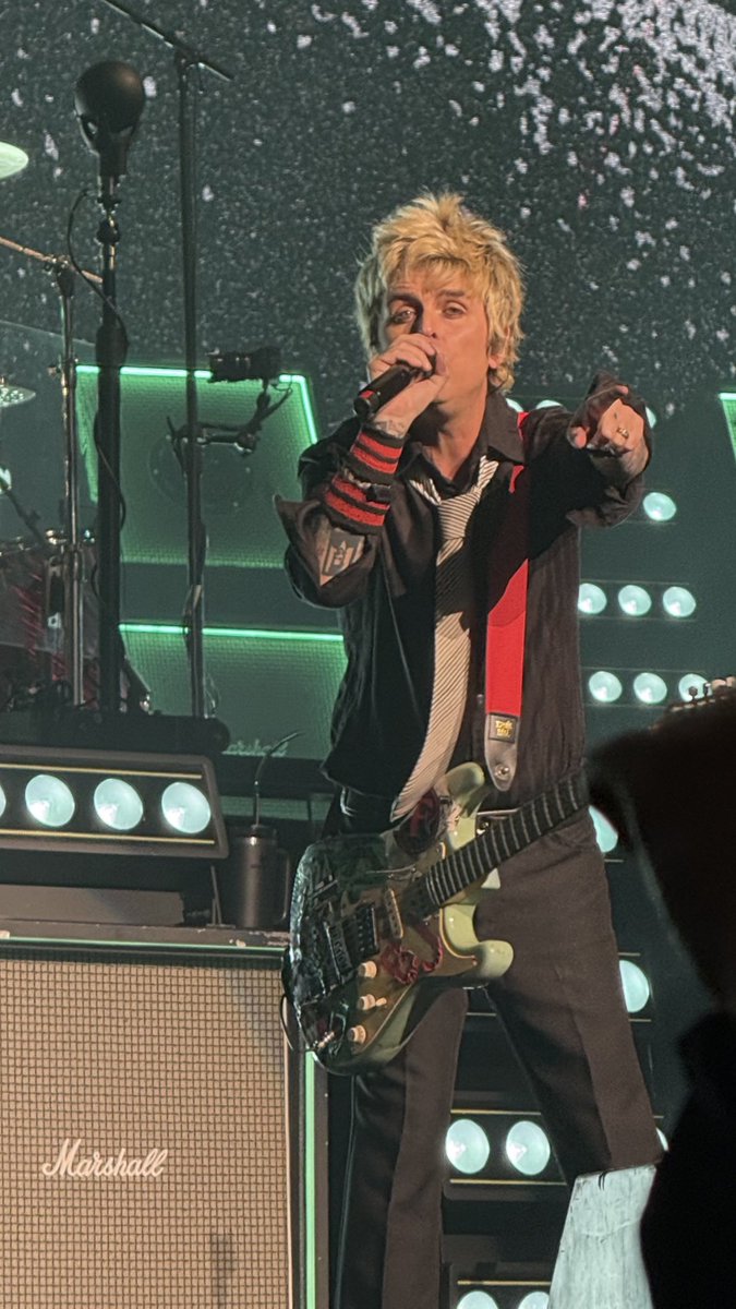 13kazuya13xx's tweet photo. GREEN DAY Japn tour 2025

Feb.21, 2025 osaka-jo hall 🇯🇵

ずっと余韻に浸ってる☺️

#GreenDay 
#saviorstour 
#BillieJoeArmstrong 
#グリーンデイ
#ビリージョーアームストロング https://t.co/DY8YItktDw
