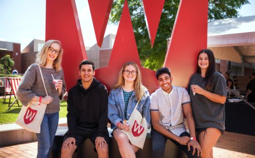 westernsydneyu's tweet image. With new and returning students arriving on campus today for the start of Welcome Week, make meaningful connections on campus with these top tips to find your tribe &amp;amp; meet lifelong uni friends at Western 👯‍♀️

Read more 👉 tinyurl.com/3sjsrxbw

#WesternWelcome #WelcomeWeek