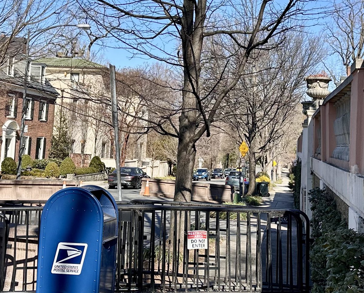susantran's tweet image. #54/365 Grateful for a day of discoveries in #DC. We wandered around the #Kalorama neighborhood. Saw the Obamas street. Then we checked out two new spots in our #Dupont neighborhood #PressClub &amp;amp; #AmparoFondita. Both were awesome! #Gratitude2025