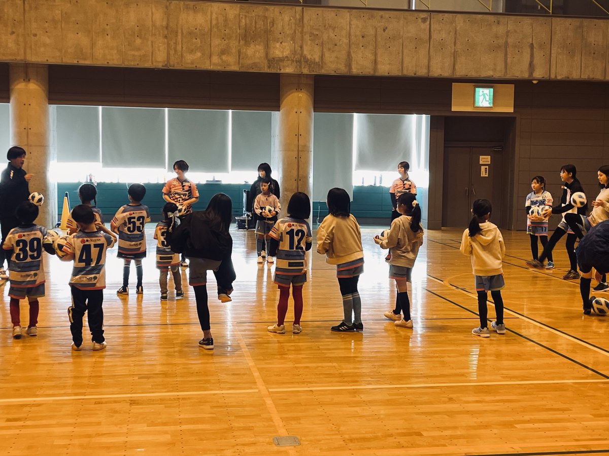 norddea's tweet photo. 倶知安に行ってきました。

2月22日(土)午後から倶知安町総合体育館サブアリーナで地元地域の子供達と触れ合いのサッカー教室を行ってきました。元気でかわいい子どお達との楽しい交流となりました。 https://t.co/WaRqJLlFfc