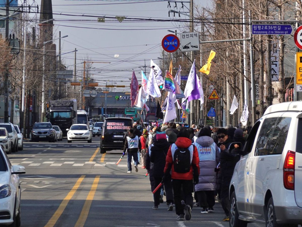구미에서 걸어서 서울까지~
한국옵티칼 고용승계로 가는
#희망뚜벅이 성환(13km)-평택(17km)-청북 현곡산단(니토옵티칼 평택공장)결합 
맨 후미 안전요원으로 걸어가는 길..

오랜만에 만나는 부산 한진중공업 김진숙 지도, 영남대의료원 박문진 지도위원과 사랑하는 쌍차 동지들..