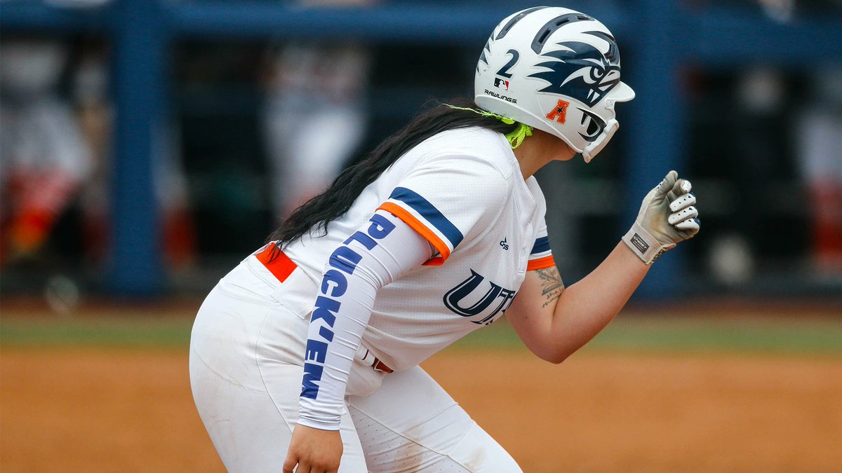 UTSAAthletics's tweet photo. Wearing a constant reminder of the team's #PluckEm motto, @jaylenprichard and @UTSASoftball have proven to be a perfect fit. 

📝 https://t.co/X80iq3nhqA

#BirdsUp 🤙 #LetsGo210 https://t.co/MfakI30Qz0