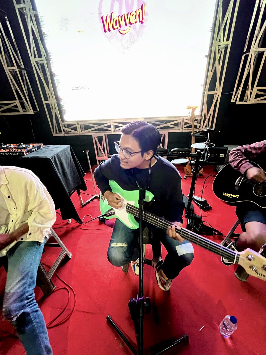 rickymanggala's tweet photo. First time bawain lagu “Athazagoraphobia” buat live https://t.co/qaWPLoTVPa