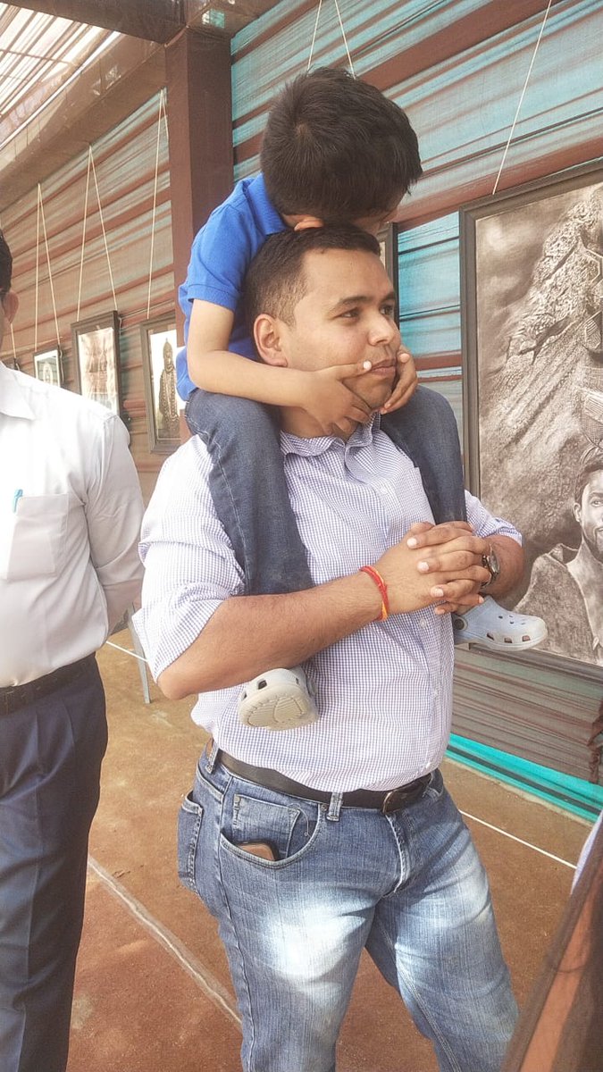 नन्हे बेटे को कंधे पर बिठाकर पेंटिंग एग्जिबिशन दिखा रहे हैं चूरू कलेक्टर अभिषेक सुराणा