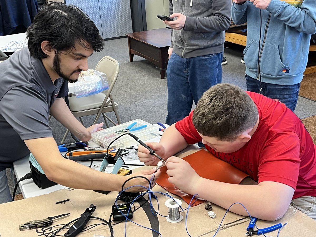 KC1QWH's tweet photo. Building a 10M Antenna. #FutureHam #HomeBrew #AntennaBuild #HamR https://t.co/Sg6rA4VjjN