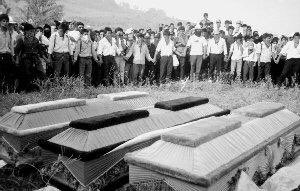 epigmenioibarra's tweet photo. El Bosque
1998
Con la excusa de "pacificar", más de mil militares y policías lanzaron un ataque sobre varias comunidades de este municipio chiapaneco, con un saldo de 8 muertos y 53 detenidos, casas saqueadas y propiedades destruidas.
#JuicioAExPresidentes https://t.co/J3Zlb3zoOe