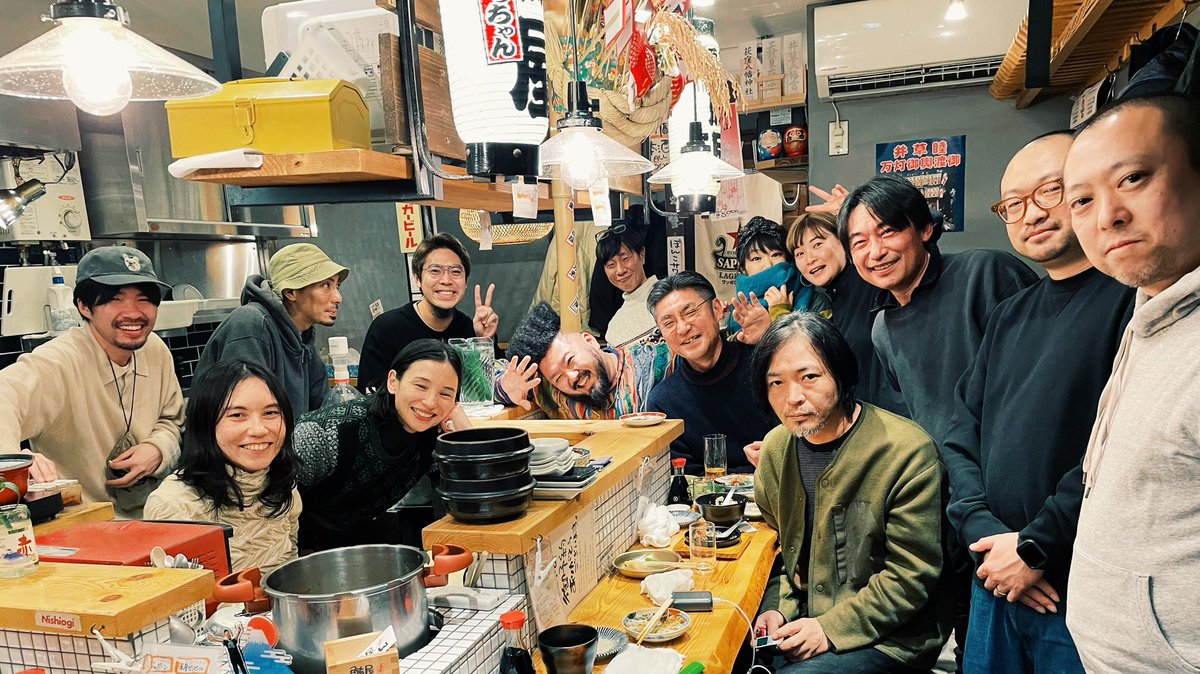 AISO新年会のひとコマ。

今年は初めてアーティストライン参加ミュージシャンのみなさんも集まっての会。遠方の方は残念でしたが、ほぼフル出席で、驚きました。

終始みなさん笑顔で2時間の予定が5時間に。こんな会が実現してAISOチームは、幸せの余韻がジーンとずっと続いたのでした。