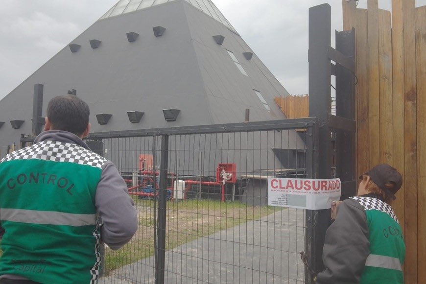 MoyaLJ_'s tweet image. Quiero contar la historia REAL de Roll and Rock en Santa Fe, un boliche que pasó de la casi extinción a atraer miles de personas, pero cuyo éxito se vio empañado por la falta de seguridad y una gestión irresponsable de parte del NEFASTO dueño. Abro hilo.