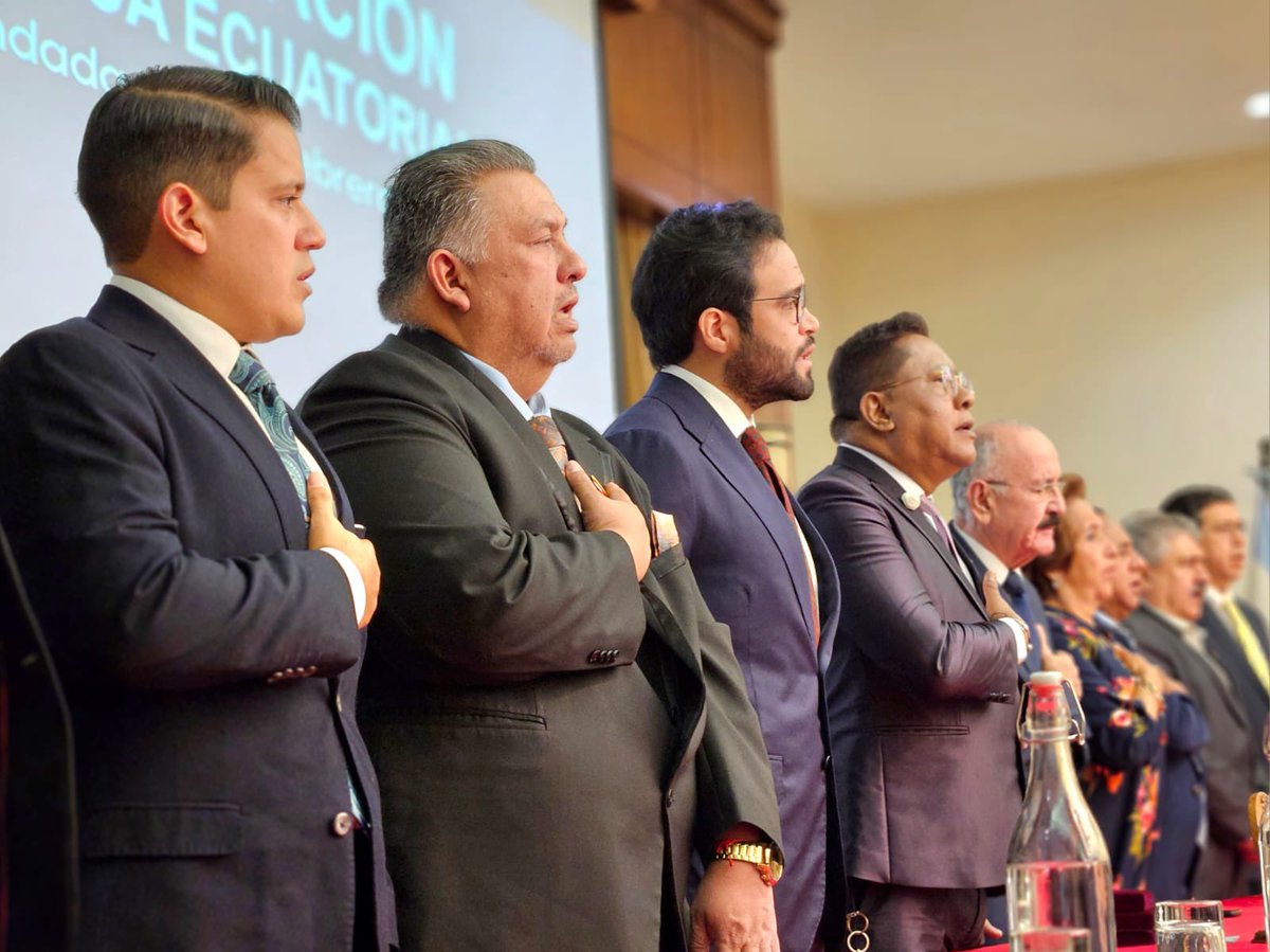DanielSanchezEc's tweet photo. Expreso mi agradecimiento a la @FMEcuador por otorgarme el Galardón Dr. Eugenio Espejo con motivo del Día del Médico Ecuatoriano. Este alto honor refleja nuestro compromiso continuo en favor de la salud del país.

Ha sido un año intenso, enfocados en construir el @Arcsa_Ec que este Nuevo Ecuador necesita 🇪🇨 y si bien hemos dado pasos firmes en su construcción, sabemos que el camino de la excelencia es un proceso permanente de mejora continua, en el que estamos comprometidos. 

Felicito a la Federación Médica Ecuatoriana por sus 83 años, auguro un futuro de promisorio con compromiso y liderazgo en la defensa de la salud pública del Ecuador 🇪🇨 @WilsonTenorioM