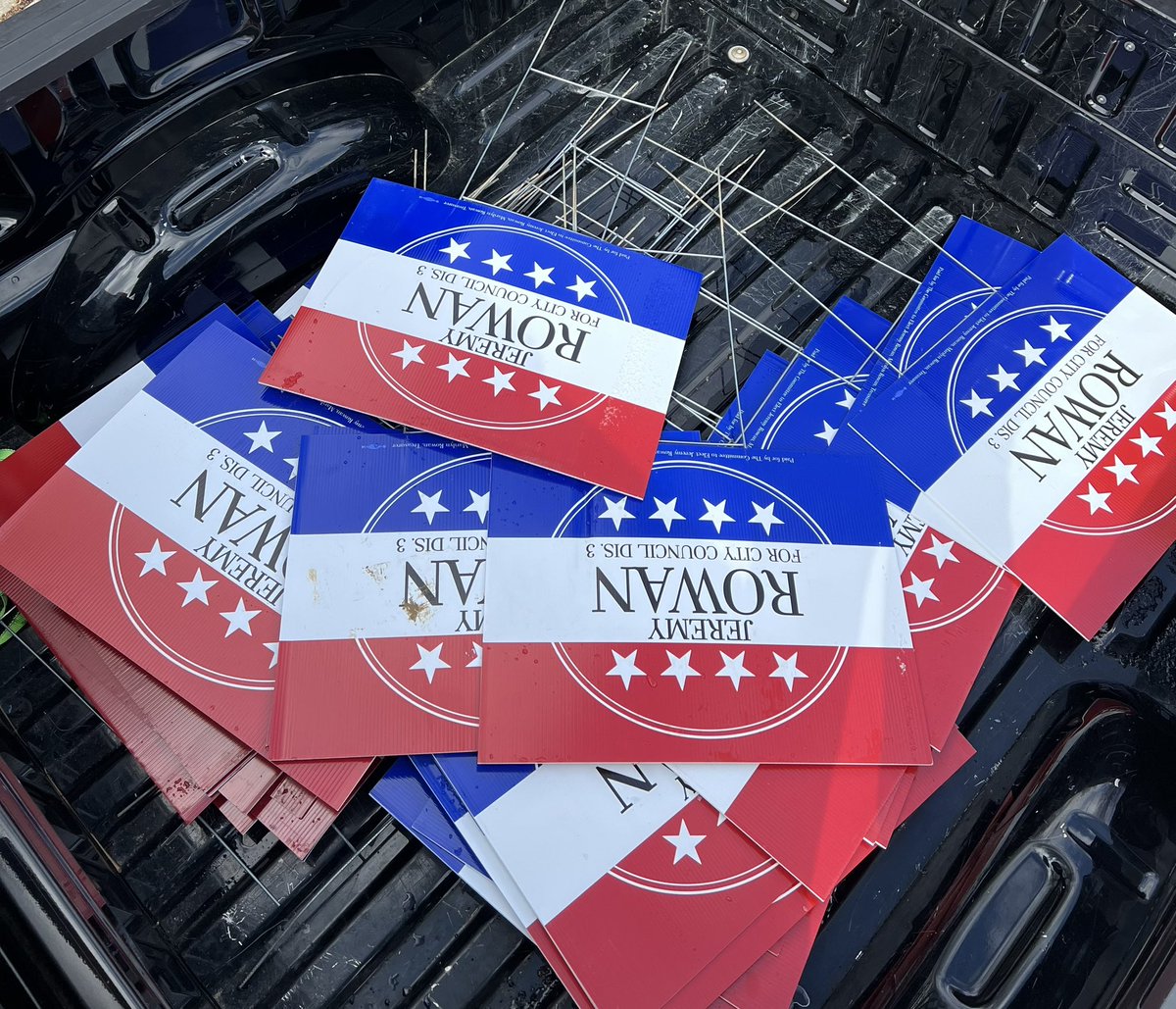 Rowan4BS's tweet photo. It was a beautiful day in the neighborhood. 
The sun was shining, the conversations were awesome. 
The warm weather means more canvasing. 🚪
Don’t forget to follow the link to make a donation today! 
Have a great week and don’t forget to 
Vote Rowan 🗳️ 
https://t.co/u5Hr9upMRk https://t.co/CepaC1qNUI