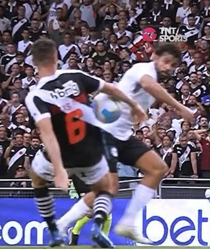 bernelopes's tweet photo. É bizarro 

Duvido alguém encontrar nos últimos anos um time que teve tantos pênaltis ESCANDALOSOS não marcados 

Pro VAR da pênalti pro Grêmio, o jogador adversário tem que pegar um fuzil ak 47 e fuzilar o jogador do Grêmio, talvez assim o VAR recomende a revisão https://t.co/sa2rQiwZ09