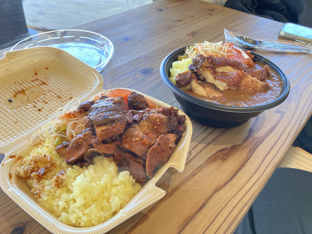 今日のランチはハート様とチャーリーとプラプラ歩いて、ずっと行ってみたかった近所のフェス飯屋さん？なんて言ったらいいのかよくわからんけど、まあ、SOKOに行ってきたんですわ。
（お店の名前がホントにSOKO※アイランドキッチンって言うのよ🤣）
私はジャークチキンをチョイス。
美味しかった！