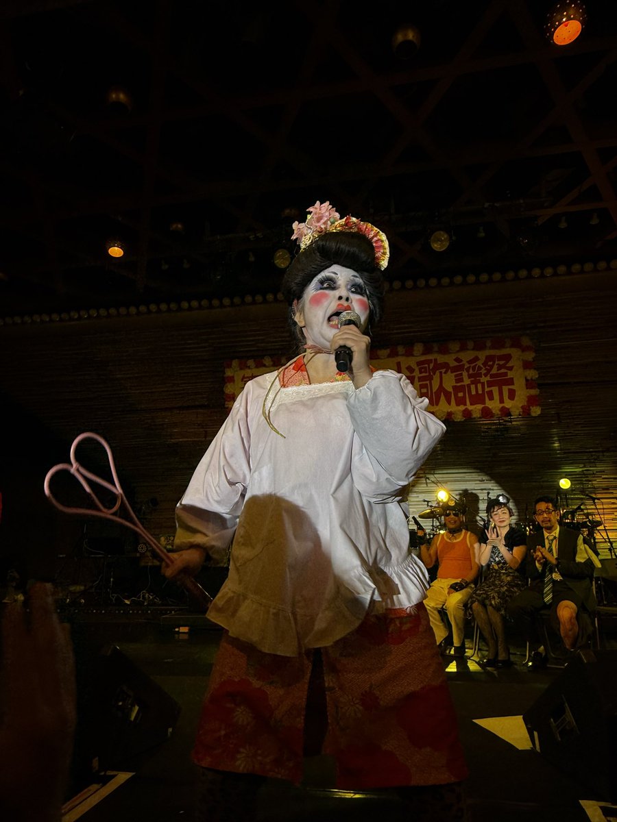 1晩経っても結局何も脳内整理されない大スペクタクル！
全日本赤犬歌謡祭の前の
世界の素人のど自慢から既に情報過多。

和歌山県からお越しのSEXY BOYやら
12歳の娘に空の巣症候群のお母様やら
車に衝突しながら来た人に
串カツ屋のおばちゃん

#赤犬