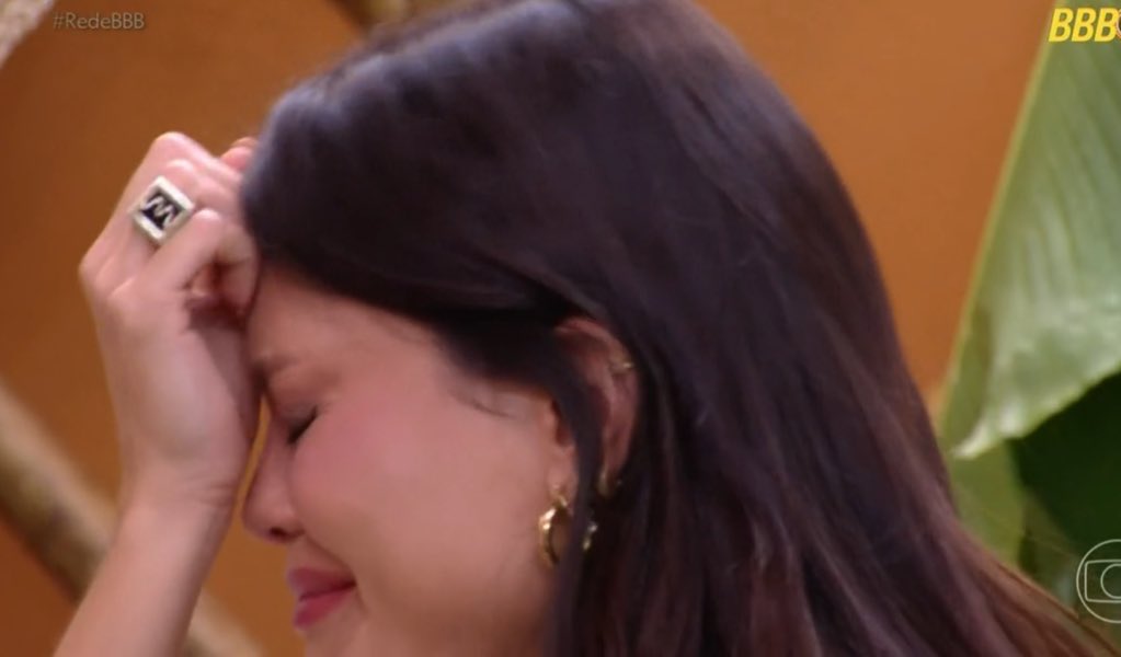 cleytu's tweet photo. e se a vitória sair bem no paredão que as duas que tão infernizando a vida dela escaparam… 
#bbb25 https://t.co/pO59Ncofna