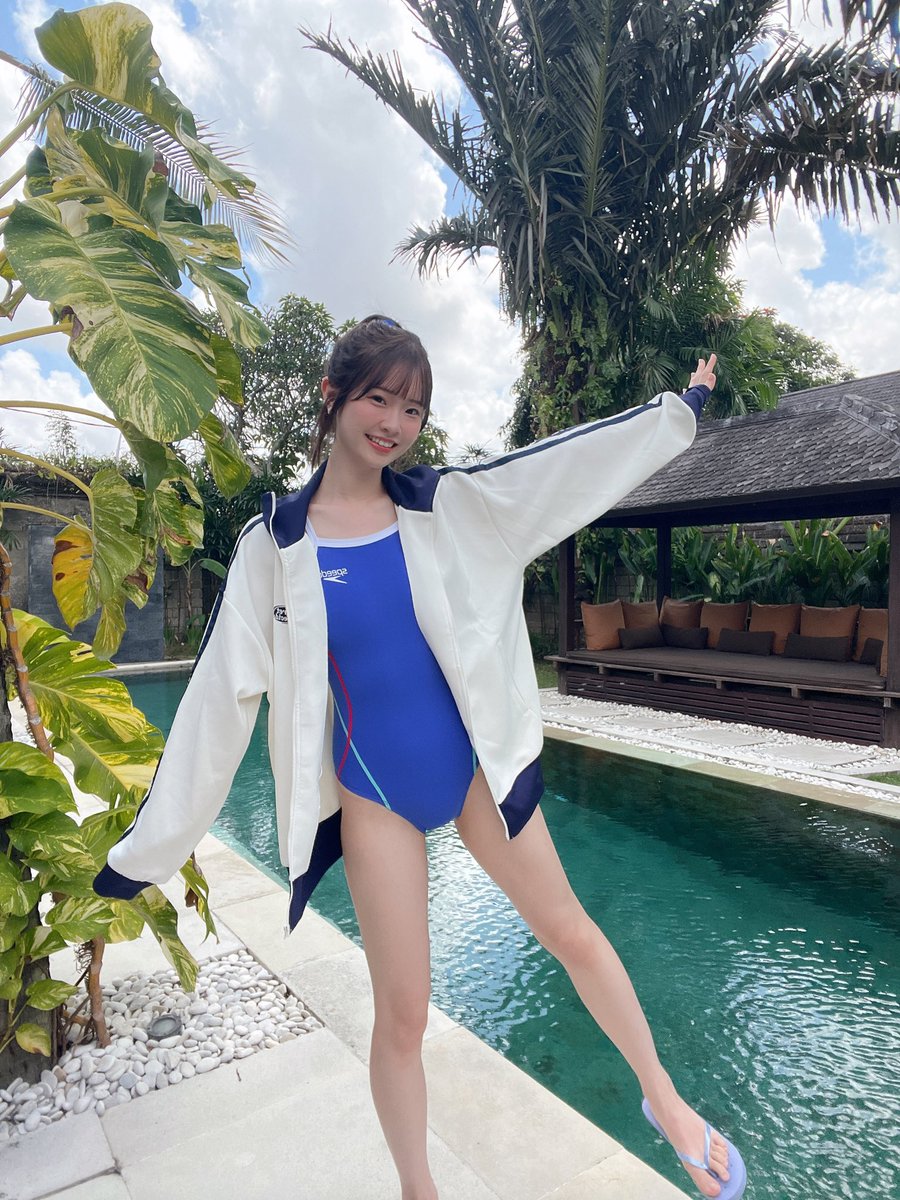 1st写真集はここからゲットできます🌟
販売が終了しているサイトもあるみたいだから、彩文館さんから購入するのがいいかも！
(サイン本は完売！)
https://t.co/6XdXaaOiXS

バリ島に撮影しに行った時に一緒に撮ったイメージビデオも予約受付中なのでチェックよろしくね💛
https://t.co/vNtrehcjGN https://t.co/JpSz5tMBAW