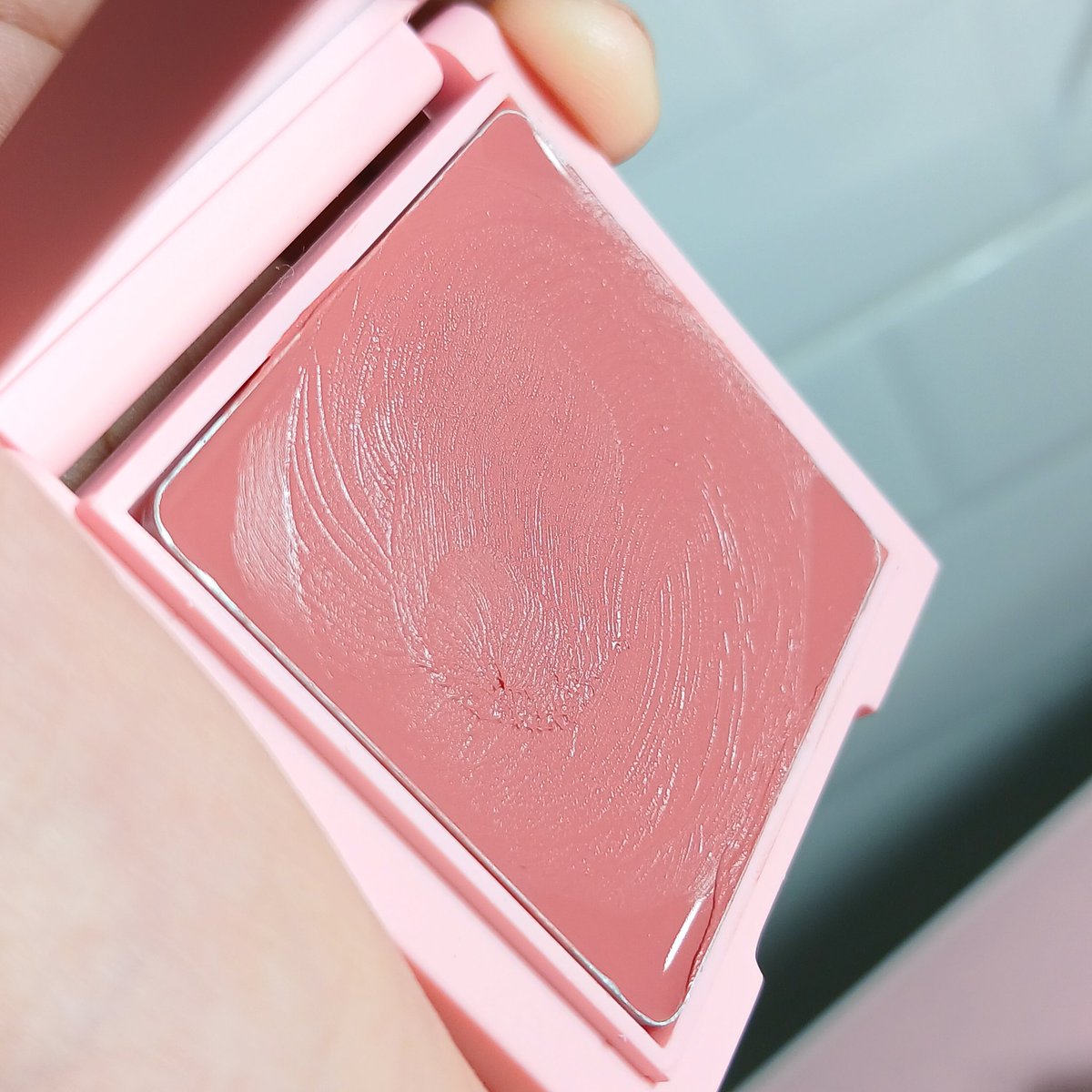 Meisyariindah__'s tweet image. SHOCK DIKIT SAMA WARNA BLUSHNYA CAKEP PWOLL🥹🫶

pigmentednya cantik, efforflesss bgt buat blend. AWW GEMASSS😍🤗