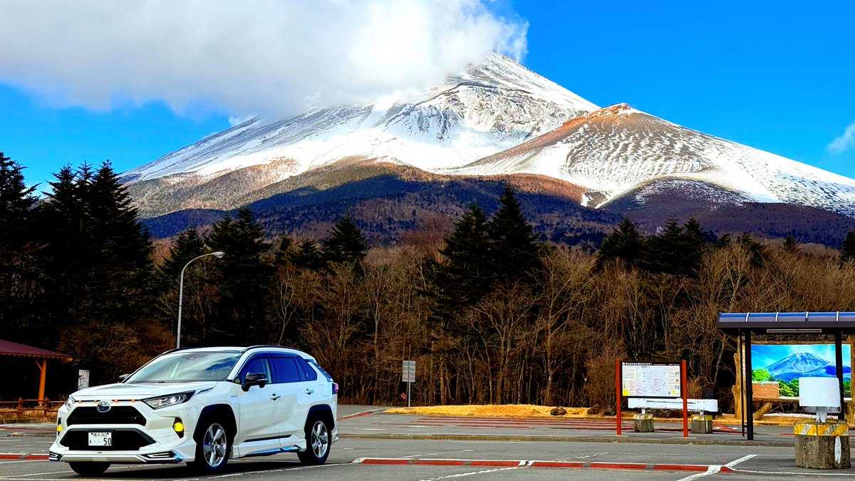 RAV4_MODELLISTA's tweet photo. 雲が少し掛かってしまって残念…😢
けど、富士山を近くで見れて大迫力😳‼️
パワーを貰えた気がします🤣笑
#TOYOTA
#トヨタ
#RAV4
#RAV4HYBRID
#AXAH54
#静岡県
#裾野市
#水ヶ塚公園
#富士山
#富士山2合目 https://t.co/MjGvfbGW9g