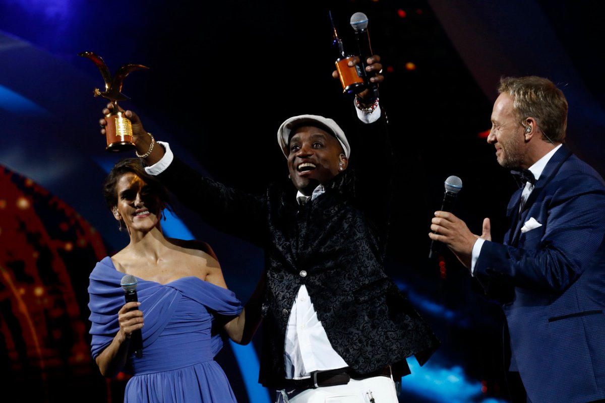 Bgaete10's tweet photo. dejense de llorar que fue xenofobia 
este padre cubano se llevo todos los premios el 2019 https://t.co/fHb2eg6lGK