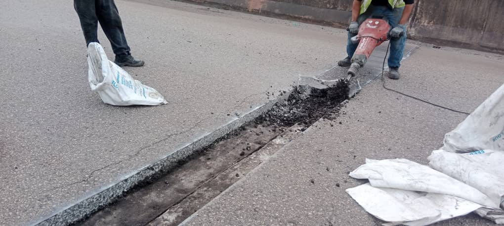 Kerja membaikpulih expansion joint serta lain-lain kerja berkaitan di Persimpangan MCKIP, Jalan Pintas Gebeng (FT101) yang dilaksanakan oleh <a href="/RCKuantan/">Roadcare Kuantan</a>.
<a href="/IrHafizah/">Hafizah</a> <a href="/AidaAmalinaAbd1/">Aida Amalina</a> <a href="/IPJKR_Official/">JKR Malaysia Rasmi</a> <a href="/JKRPAHANG/">JKR PAHANG</a>