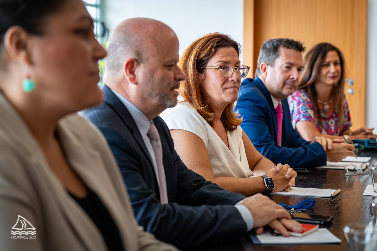ProvinceSud's tweet photo. Le ministre des Outre-mer Manuel Vall a rencontré ce lundi matin la présidente de l’assemblée de la #ProvinceSud @SoniaBackes et ses deux vice-présidents @PhBlaiseNC et Gil Brial. Divers sujets ont été abordés lors de cet entretien qui a duré une heure, comme la reconstruction grâce à l’aide de l’État pour relancer les investissements publics et la question des habitants du Mont-Dore Sud pris en otage sur la route de Saint-Louis.
À l’issue, Sonia Backès a déclaré que dans l’ensemble l’échange s’est « très bien » passé.

« On a évoqué la situation de la Province qui regroupe 75 % de la population et qui malheureusement a été victime de la quasi-totalité des dégâts des émeutes, ainsi que de la situation financière et sociale ».

#AvenirInstitutionnel #Reconstruction #SoutienDeLEtat