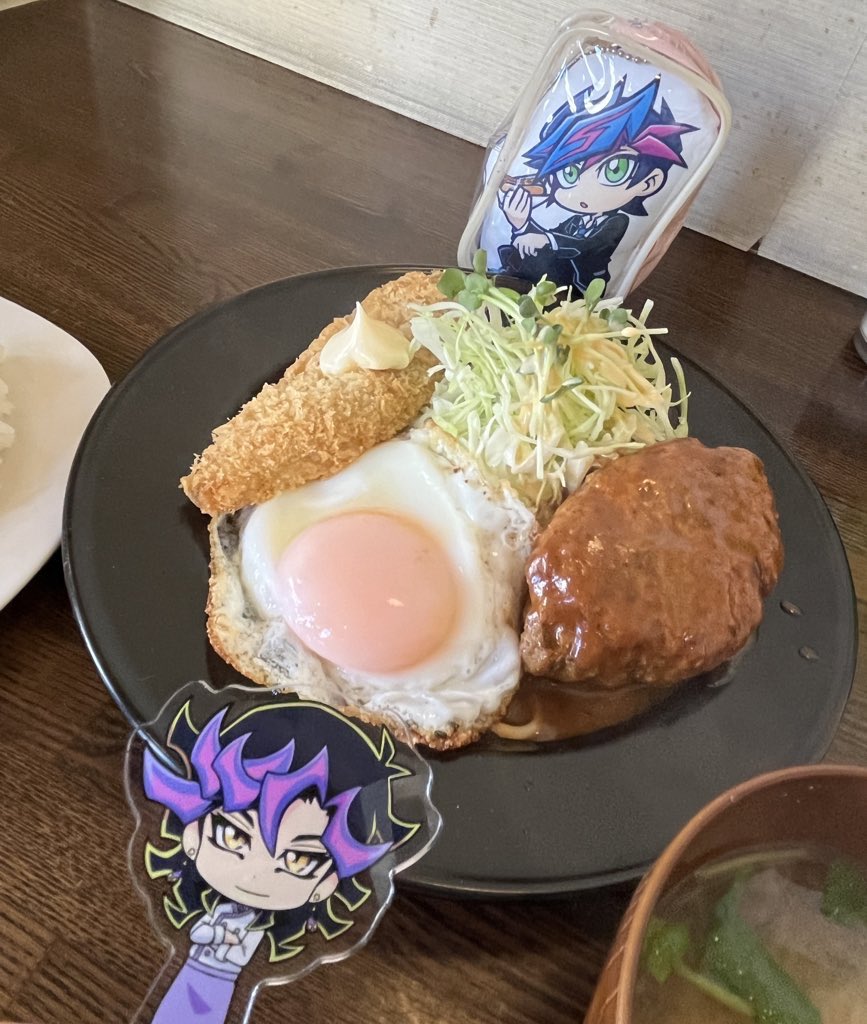 「アイちゃん何もしてねえのに料理の写真と一緒に撮ると「俺が作りました(ゆーさくのた」|タクミ🌟のイラスト