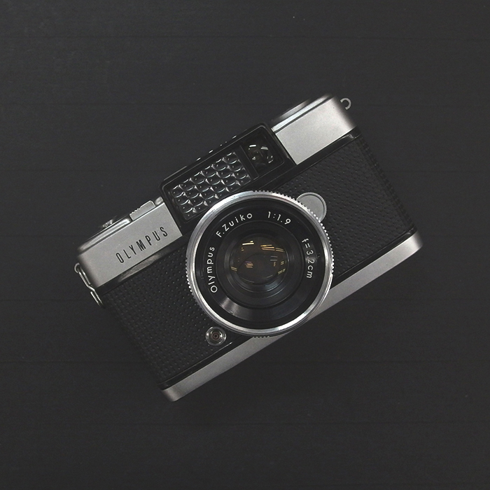 champcamera's tweet photo. 中古 #OLYMPUS #PEN_D(#オーバーホール済)¥26,400-
By #たまプラーザ
コンパクトなボディーの中に、F1.9の高性能大口径レンズ、高速1/500秒シャッター、LV値直読式内蔵露出計などを詰め込んだ「プロ仕様のペン」
最近人気のハーフカメラの中でも特に人気の1台です!
#ハーフカメラ #フィルムカメラ https://t.co/SfXjhZCmhi